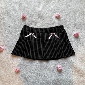 Low rise plaid mini skirt with bows